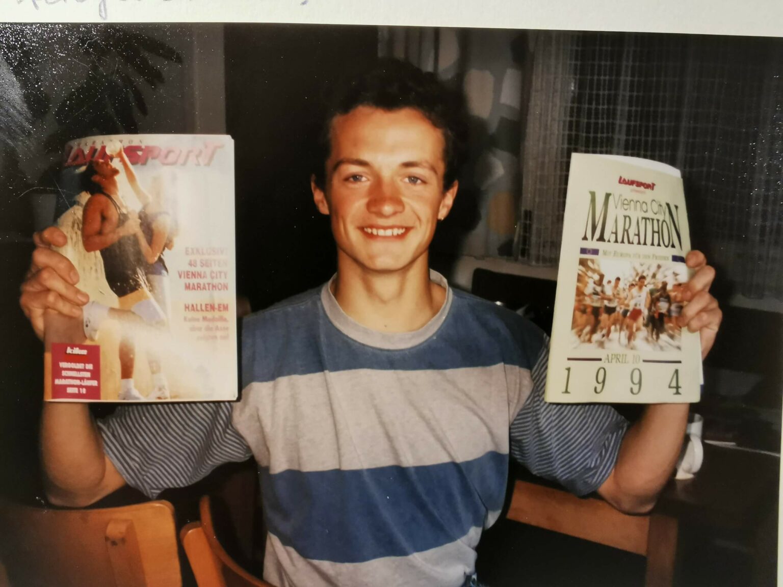 Jürgen Rohrer in jungen Jahren mit zwei Sportmagazinen in den Händen